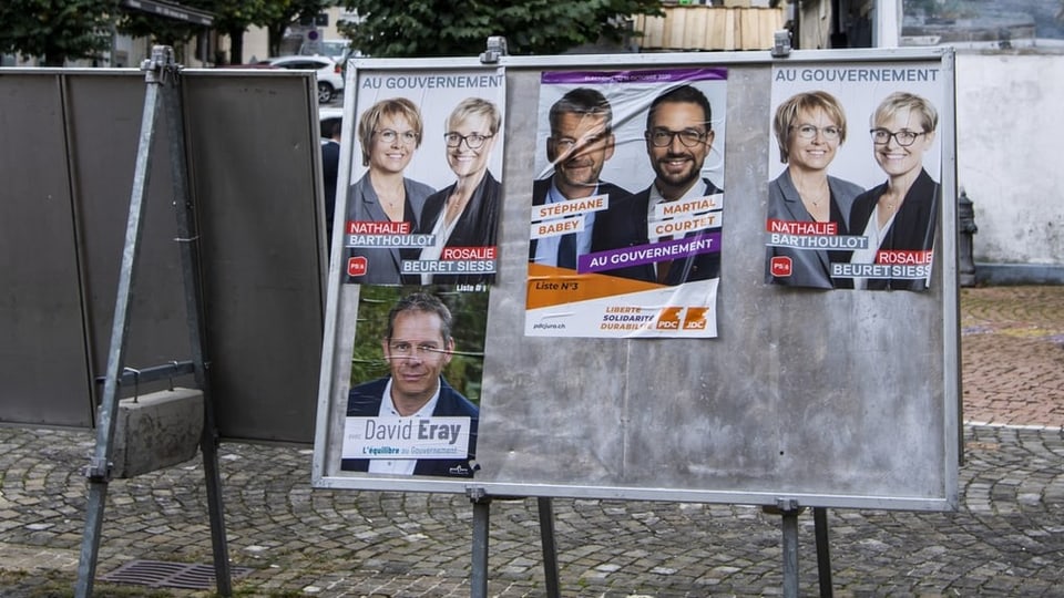 Verschiedene Wahlplakate im Vorfeld der Wahlen 2020 im Jura.