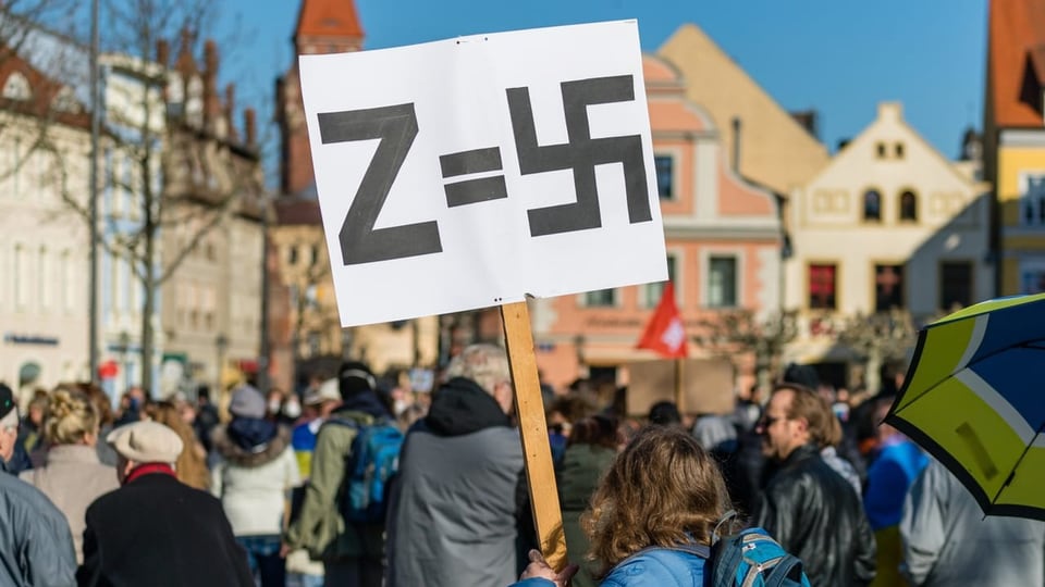 Plakat mit Z und Hakenkreuz, dazwischen ein Gleichzeichen.