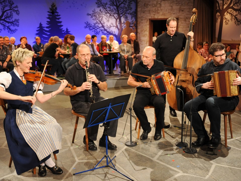 Die Kapelle Res Bracher mit Barbara Betschart (Geige), Res Bracher (Klarinette), Werner Amacher und Markus Flueckiger (Oergeli) und Stephan Keiser (Kontrabass) 