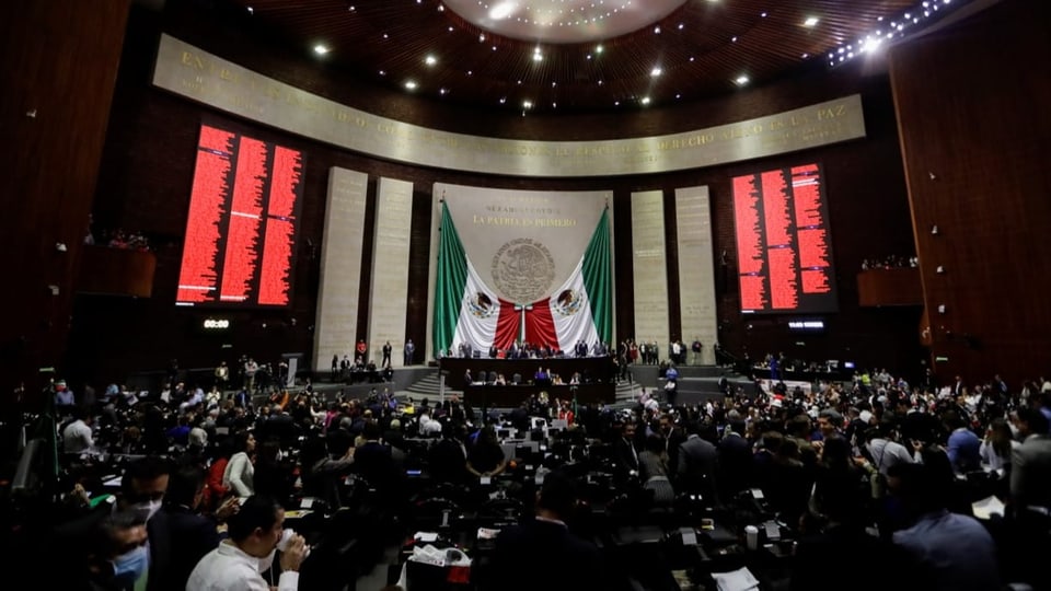Mexikanische Gesetzgeber nehmen an einer Sitzung zu einer Abstimmung teil.