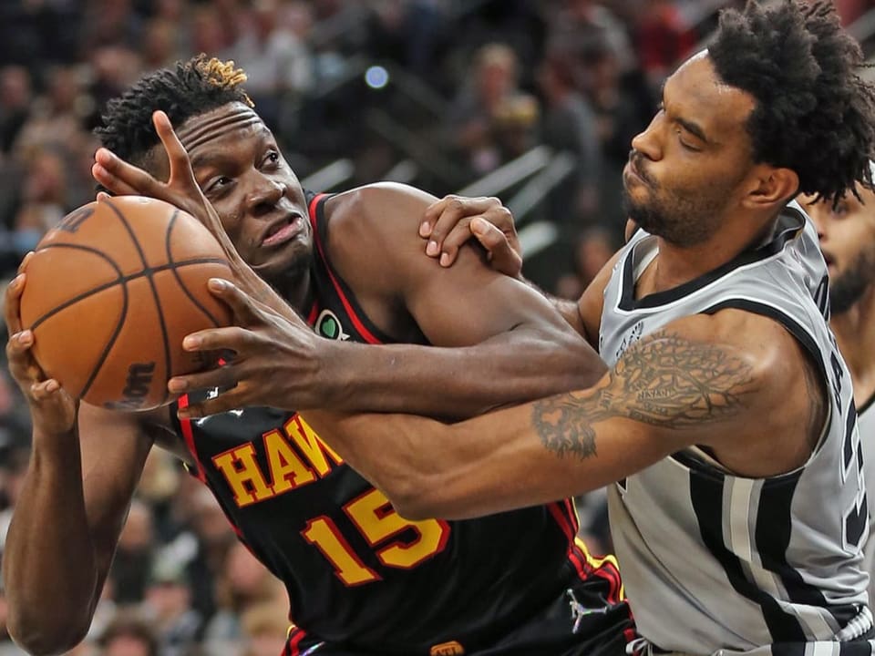 Clint Capela gegen San Antonios Keita Bates-Diop.