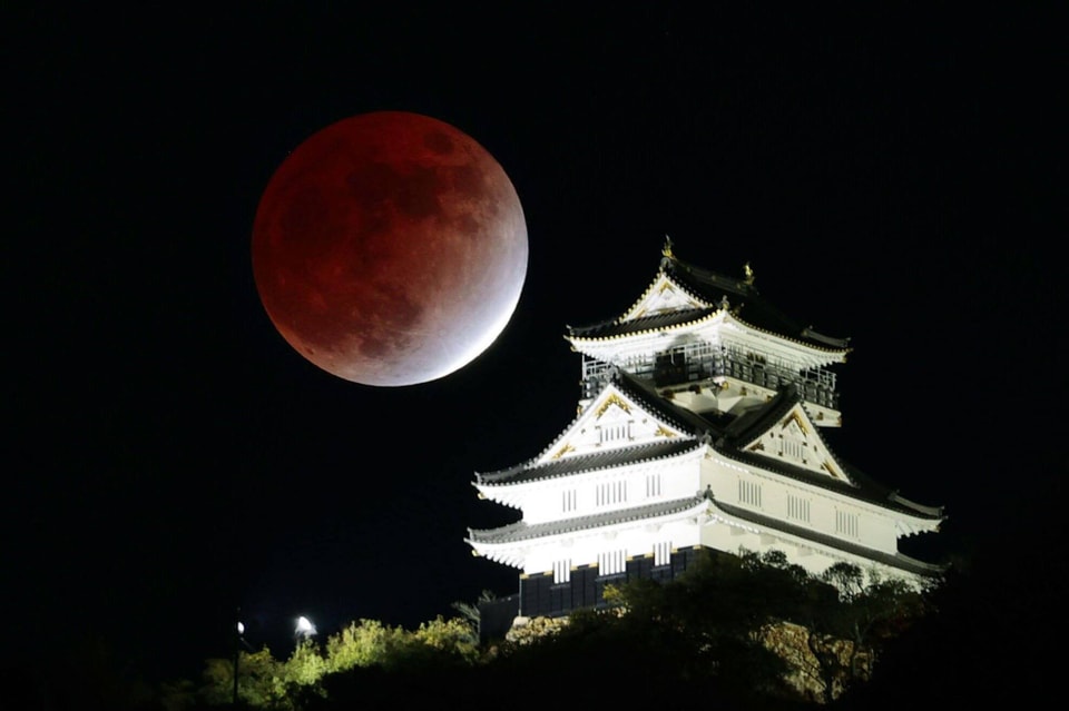 Vollmond über der Burg Gifu in Japan.