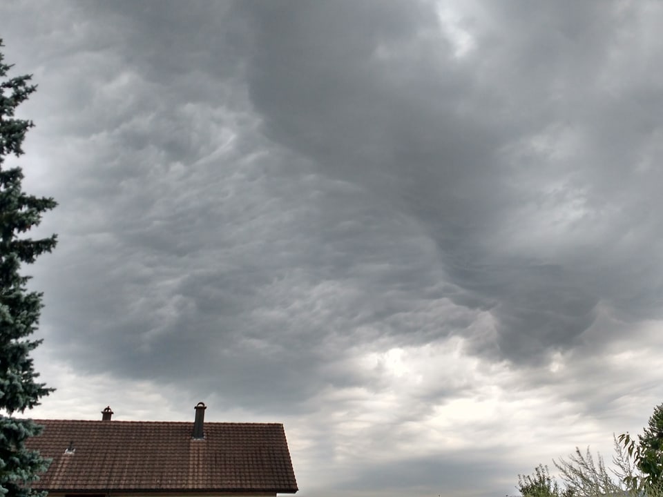 Gewellte Wolkenunterkante.