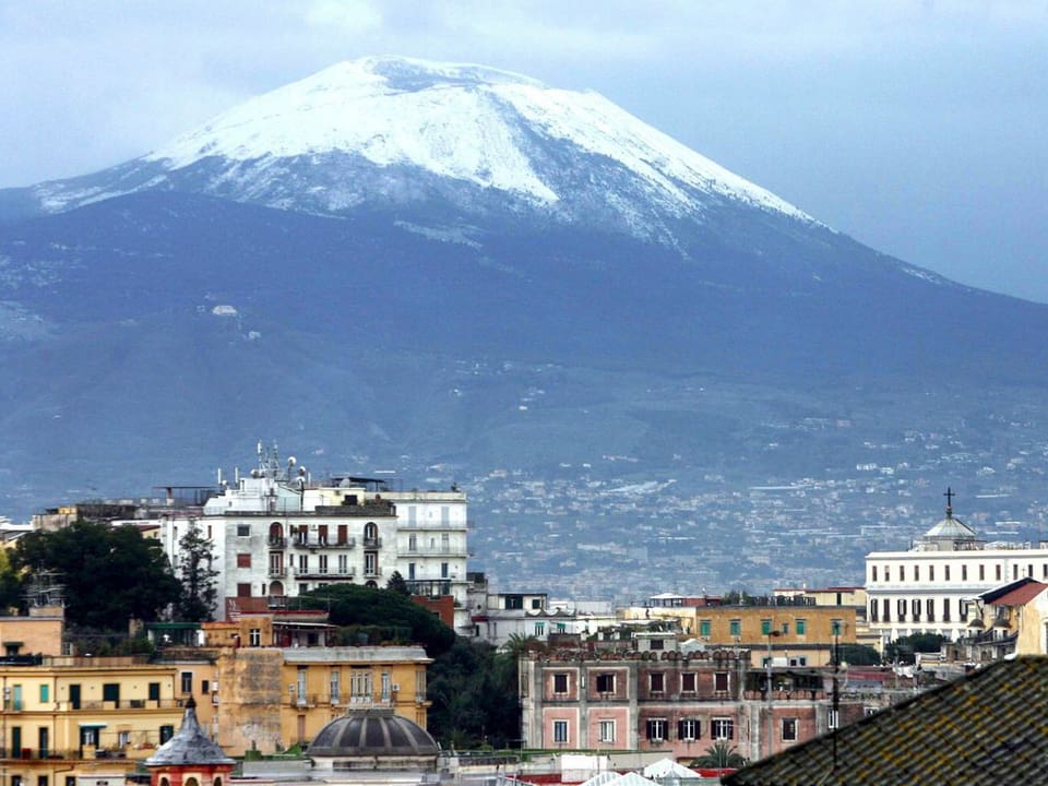 Der Vesuv, im Vordergrund die Stadt Neapel
