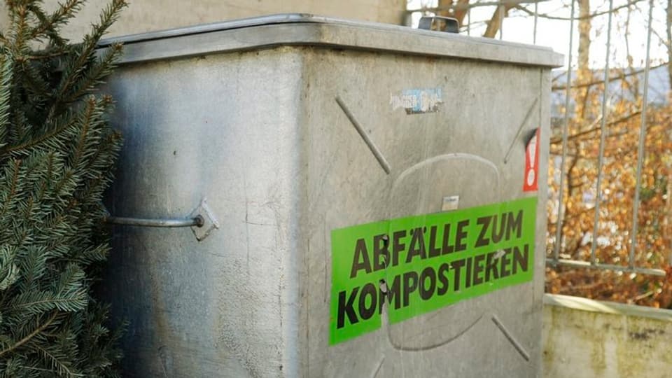 Container mit Aufkleber "Abfälle zum Kompostieren"