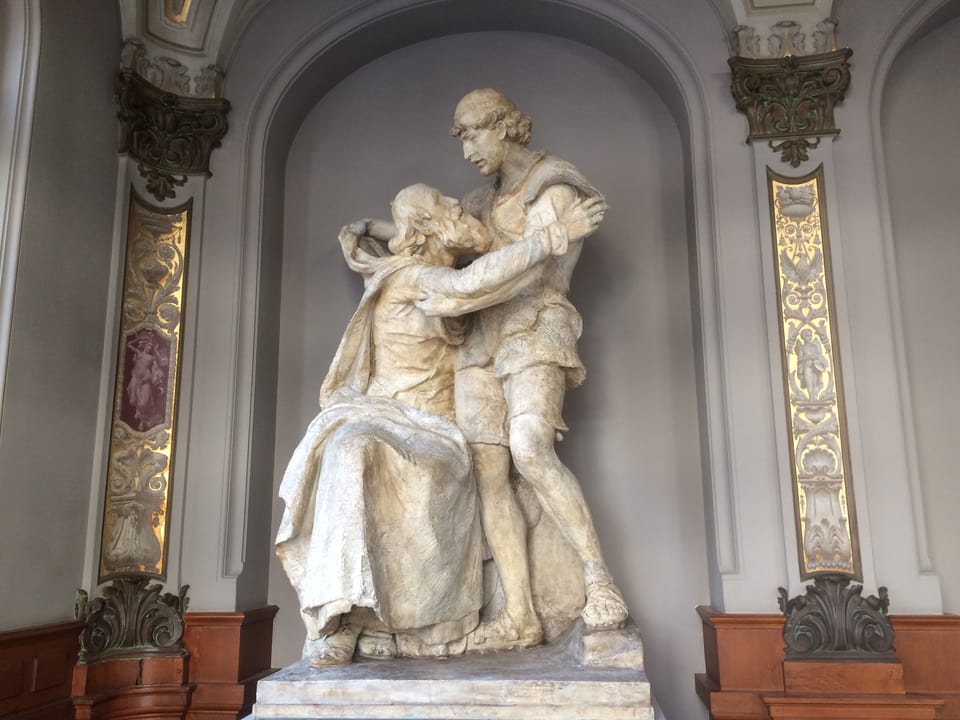 Die Skulptur «Melchi-Gruppe» steht nun in der Eingangshalle des Gerichtsgebäudes in Sarnen.