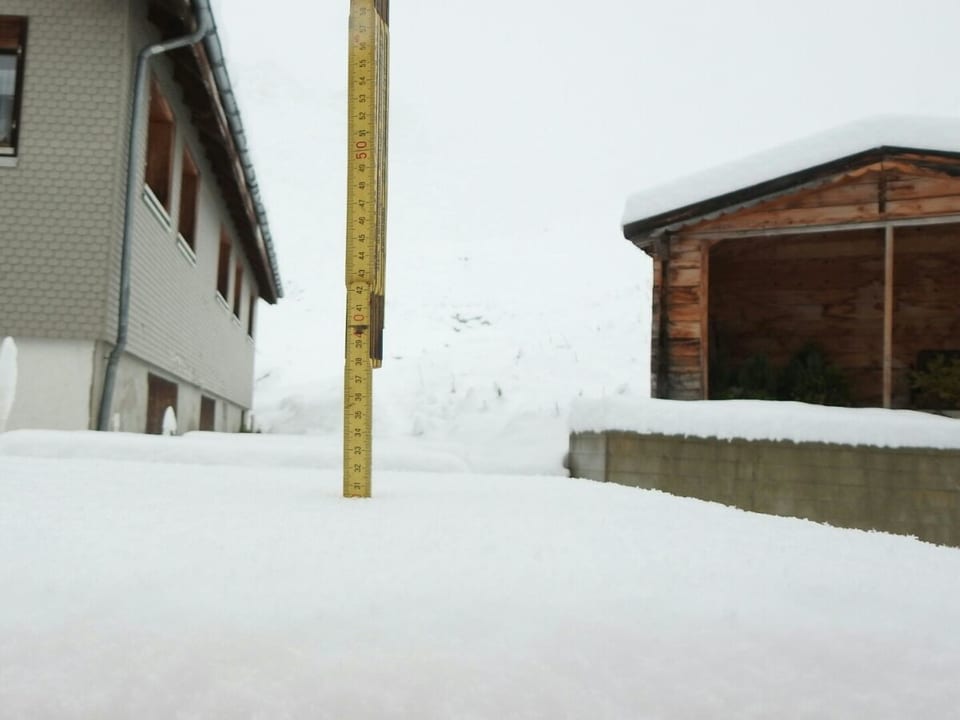 Schneefläche mit Masstabe, der 30 cm misst. 