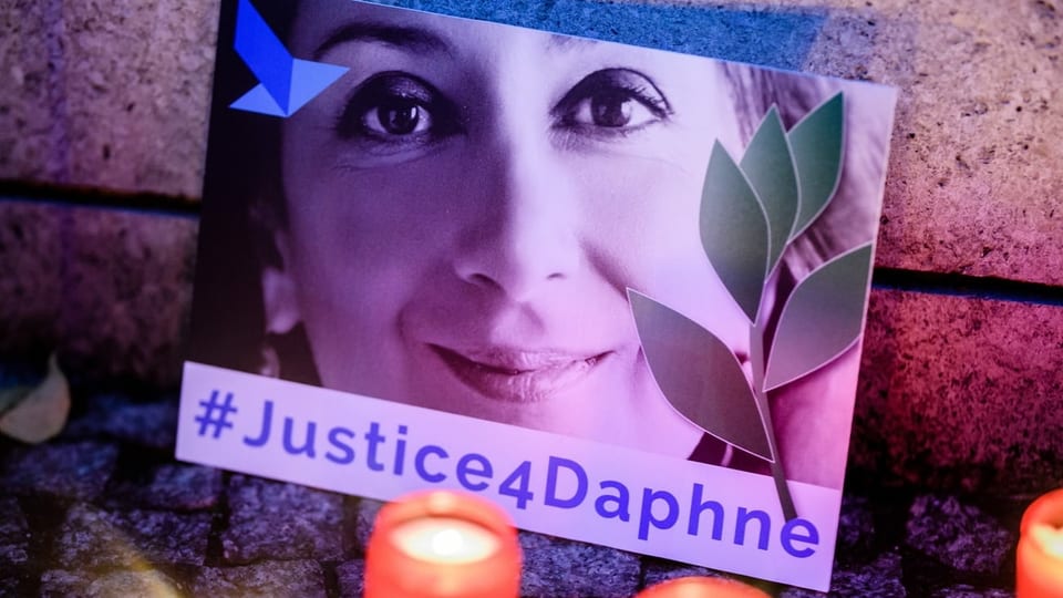 Bild von Daphne Caruana Galizia und brennende Kerzen