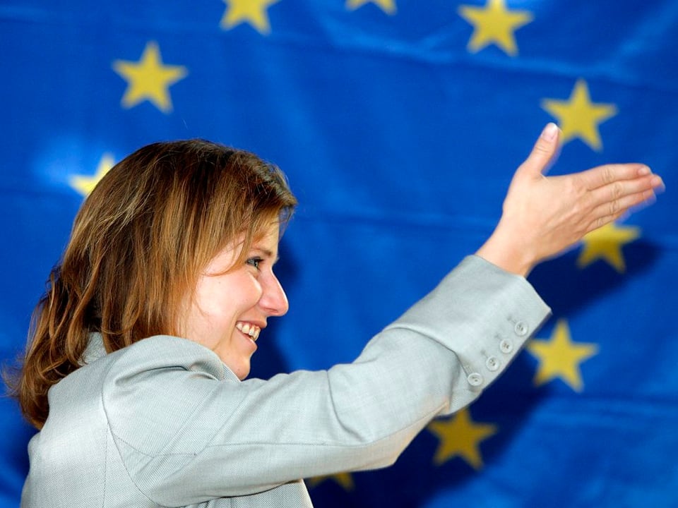 Christa Markwalder vor einer EU-Flagge.