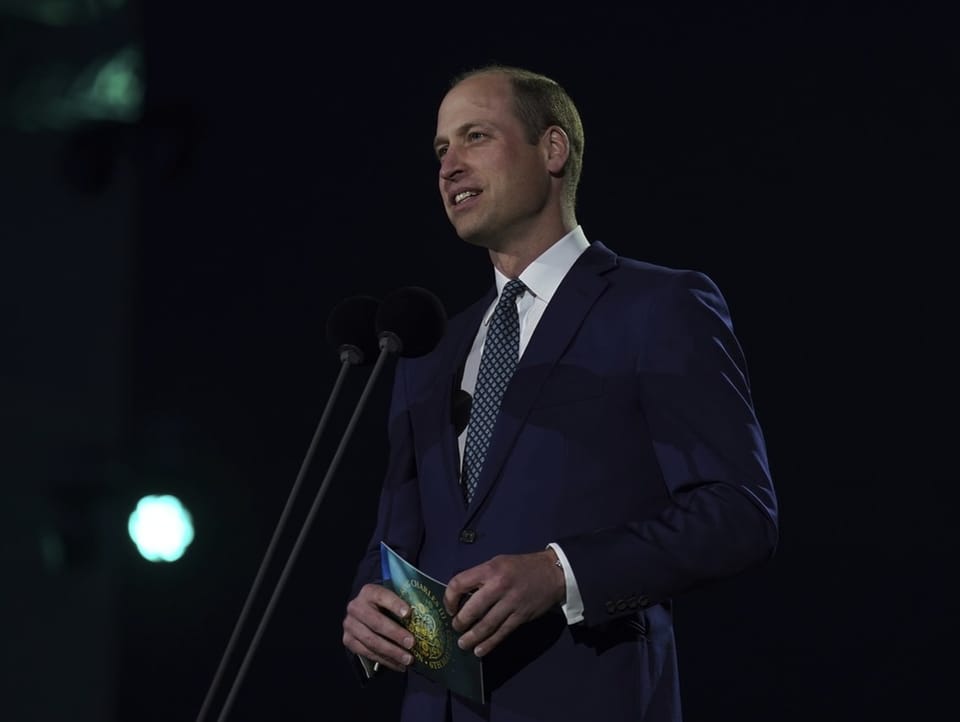 Prinz William an einem Mikrofon