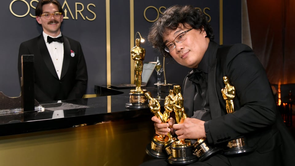 Regisseur Bong Joon-ho mit den sechs Oscars für Parasite.