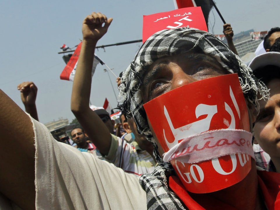 Mursi-Gegner protestieren in Kairo. (keystone)