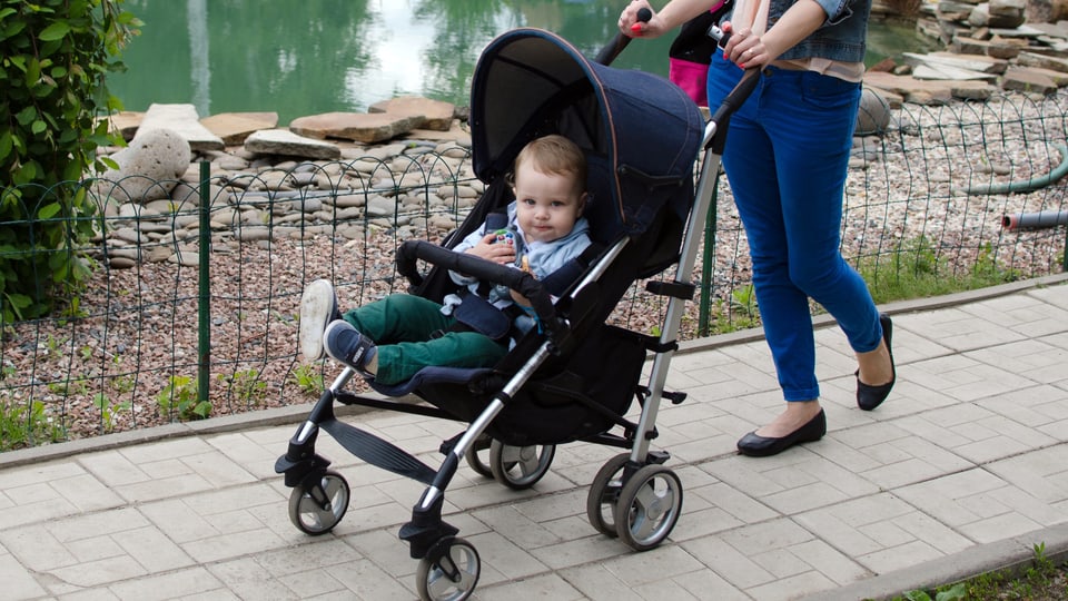 Kleinkind im Buggy im Park