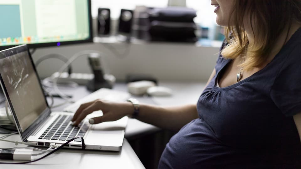 Schwangere Frau im Büro.