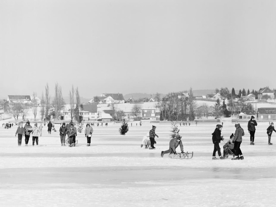 Menschen auf dem zugefrorenen See