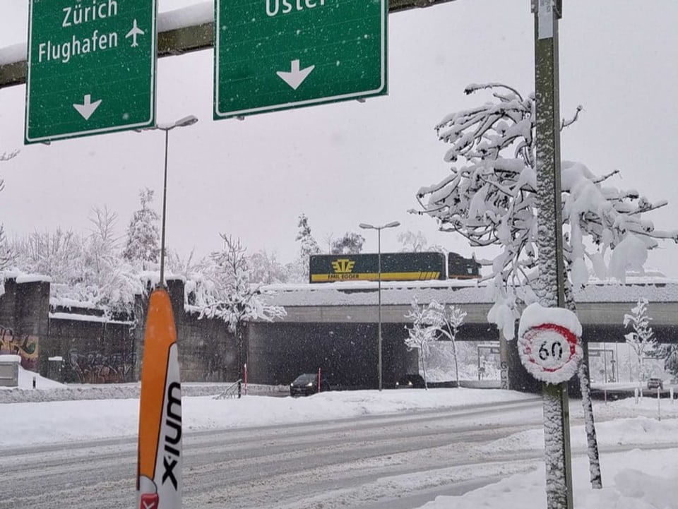 Langlaufski und Schnee auf Autobahn.