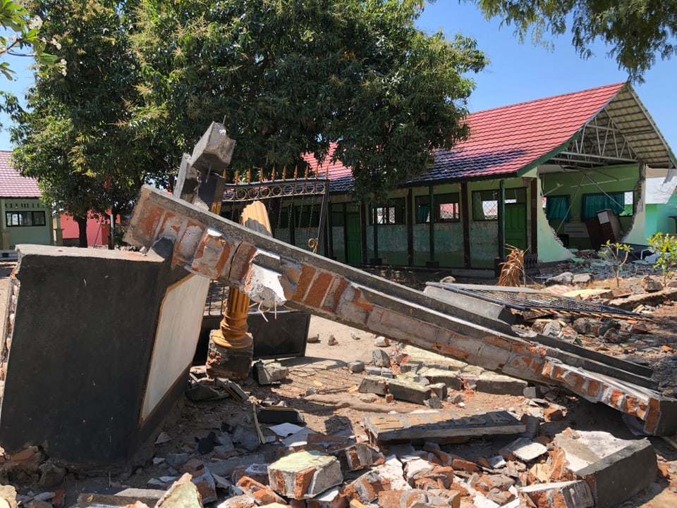 Beschädigtes Gebäude einer Schule.