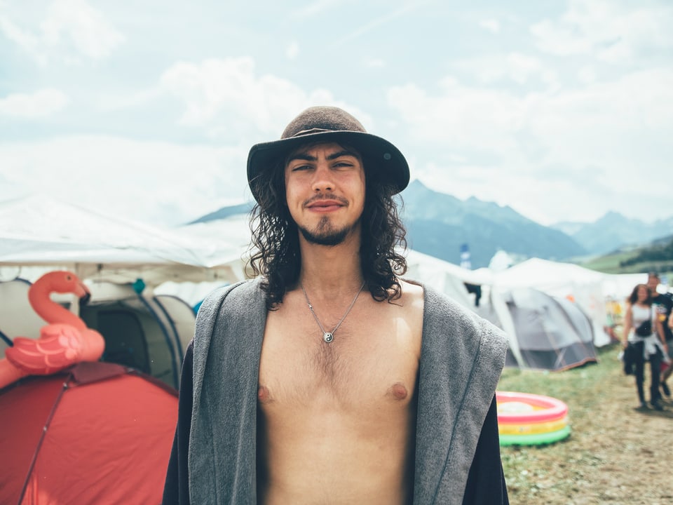 Ein Hut, der hat ... Mann am Openair Lumnezia