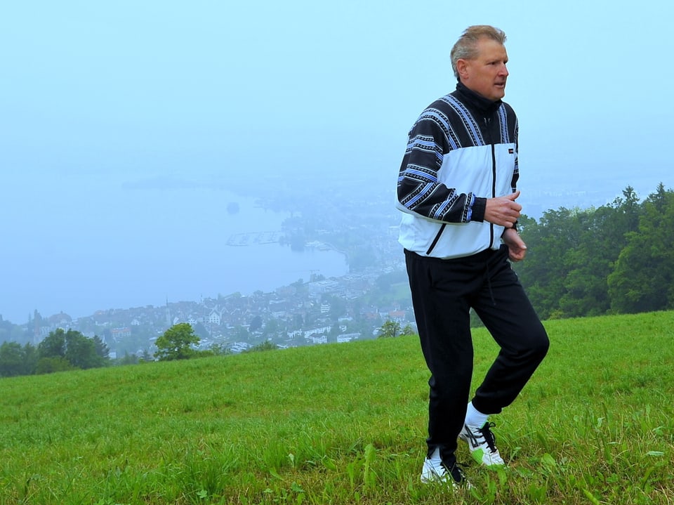 Der Zuger Baudirektor Heinz Tännler am joggen. 