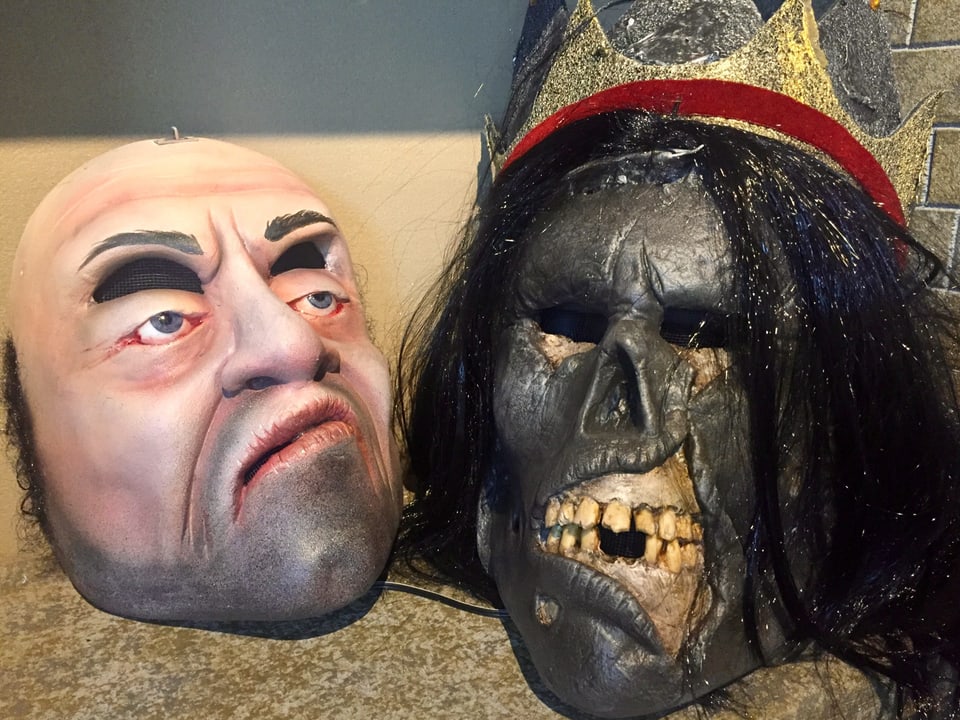 Dieses Jahr hat die Gruppe sogenannte «Doppelmasken». Unter dem netten Gesicht, das angehoben werden kann, verbirgt sich ein gruseliger Totenschädel.