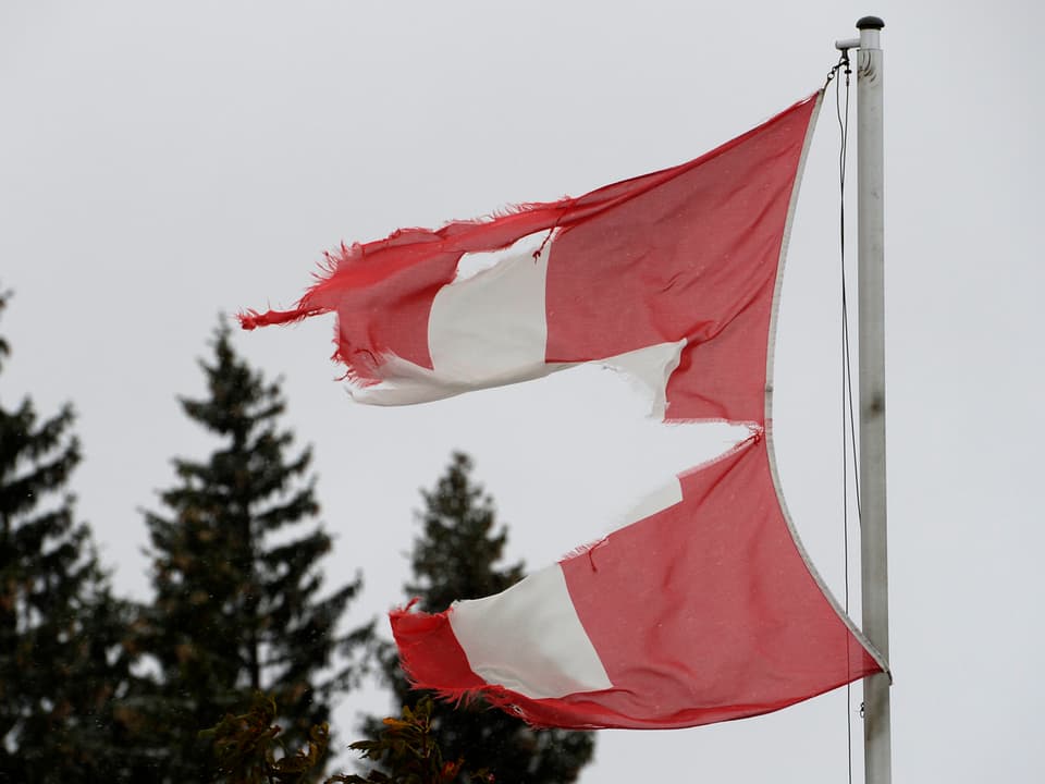 Eine zerrissene Schweizer Fahne