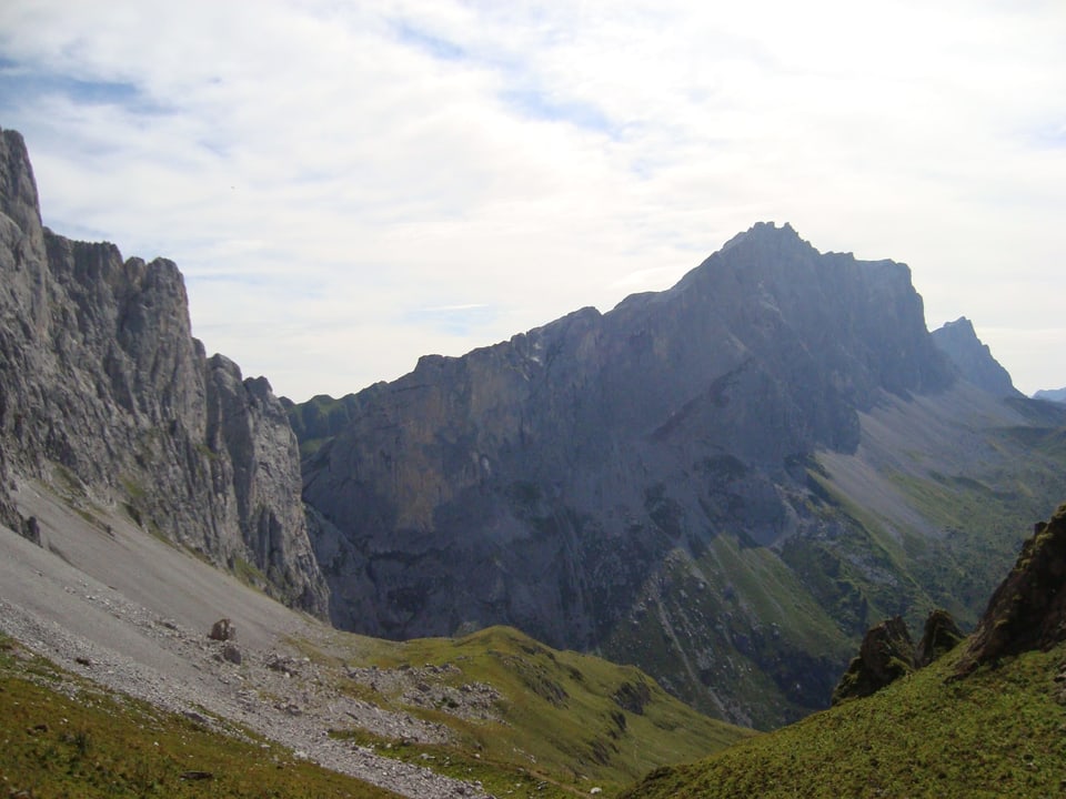 Die Gipfel des Rätikons bilden die natürliche Grenze zwischen der Schweiz und dem Bundesland Vorarlberg in Österreich.