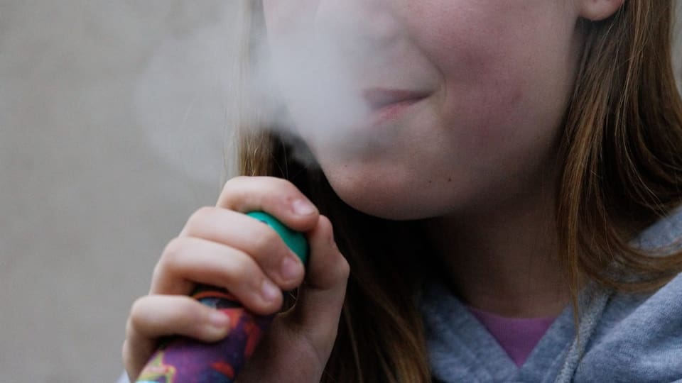 Nikotin bei Minderjährigen - Vapes und Snus – Kinder brauchen Hilfe beim  Entzug - Radio SRF 1
