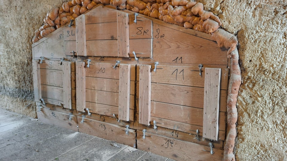 Holztürchen in einer Wand.