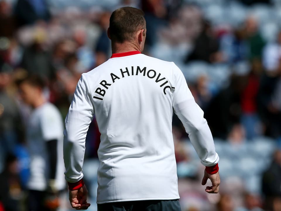 Wayne Rooney trägt ein Ibrahimovic-Shirt.