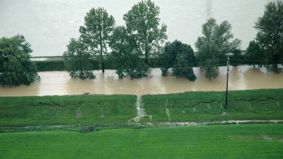 Überflutete Felder an einem Fluss.