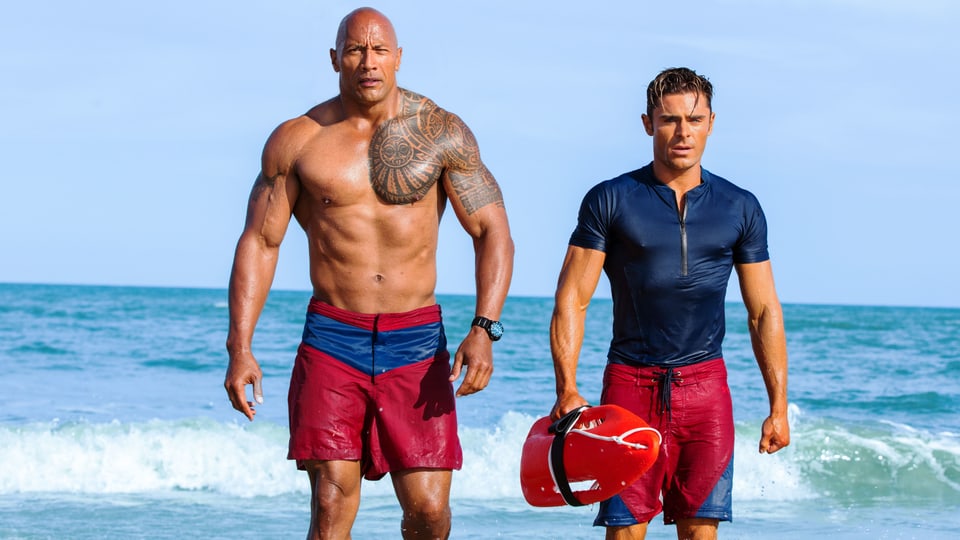 Zwei Muskel-Männer am Strand.