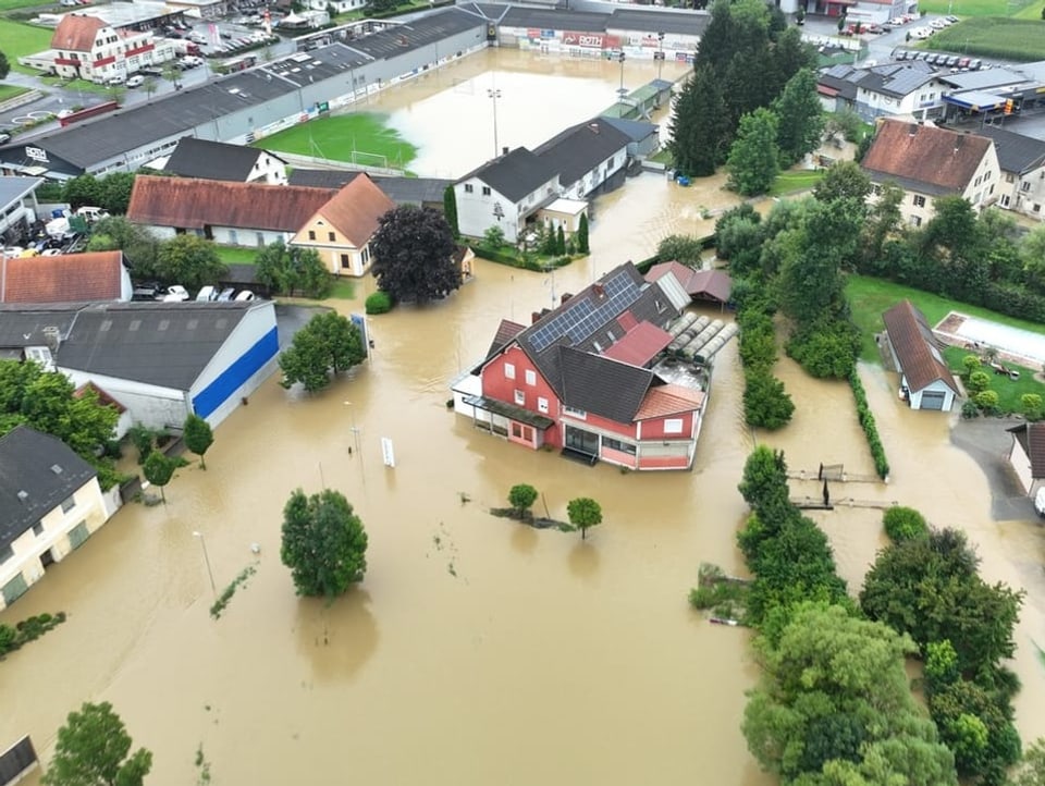 Ein Dorf überflutet.