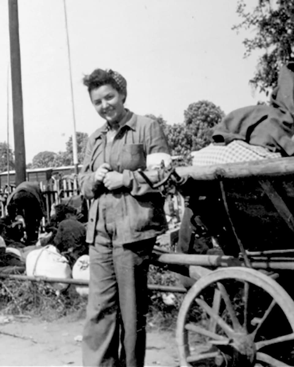 Schwarzweissbild einer 27-jährigen Frau mit Rotkreuz-Binde am Arm.