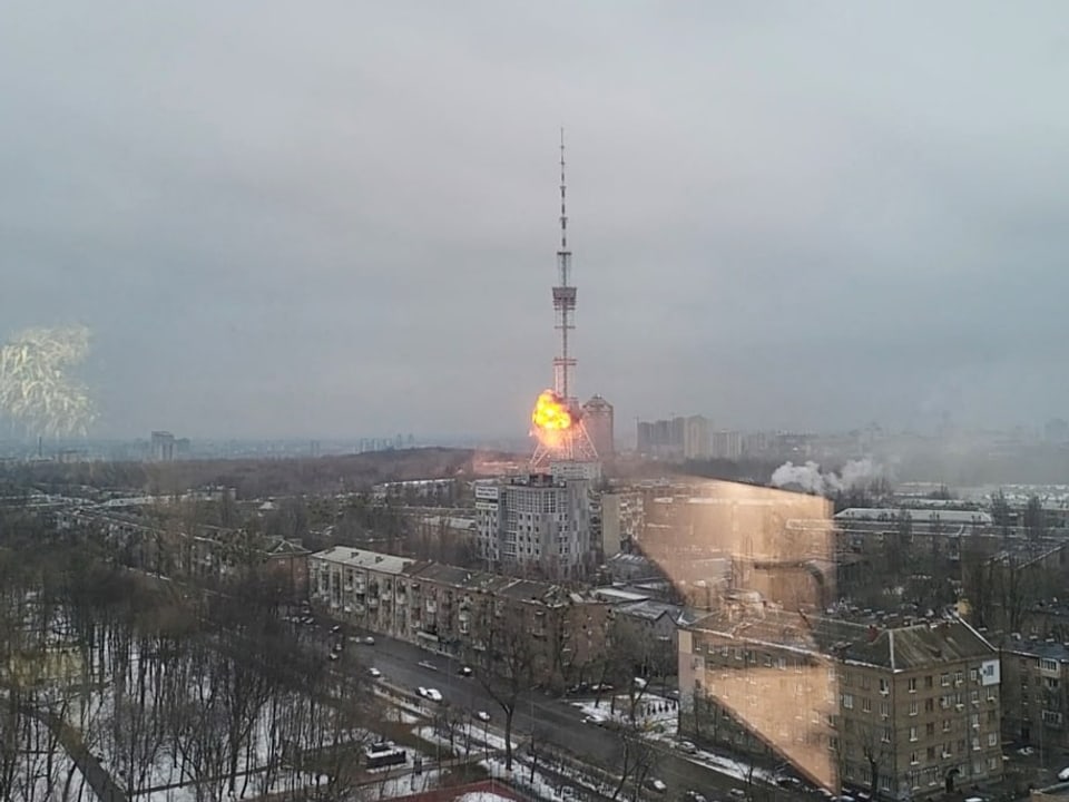 1. März: Der Fernsehturm in Kiew wird mit Raketen angegriffen. 