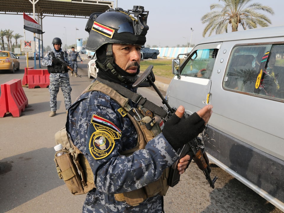 Schwerbewaffneter Armeeangehöriger an einem Checkpoint bei Bagdad.
