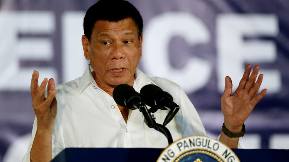 Duterte spricht in ein Mikrofon.