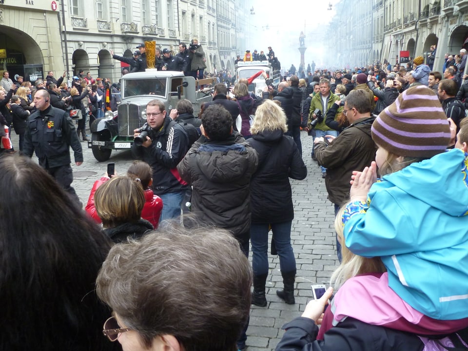 Der Konvoi fährt durch die Menschenmenge.