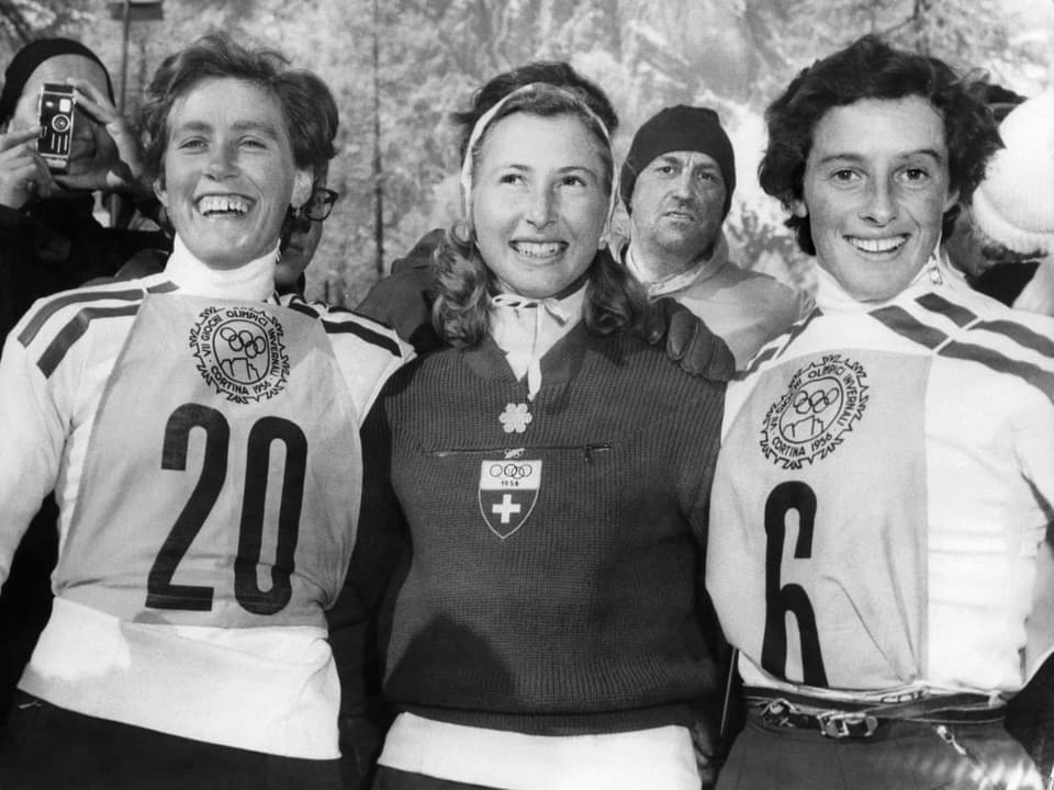 Frieda Dänzer (l.), Renée Colliar (m.) und Madeleine Berthod strahlen in Cortina um die Wette.