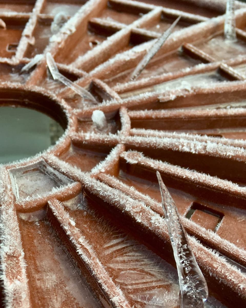 Root/LU Ein Eiszapfen, welcher von unten nach oben wächst.