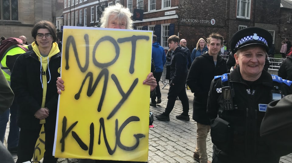 Susan hält ein «Not my King»-Plakat in die Höhe. 