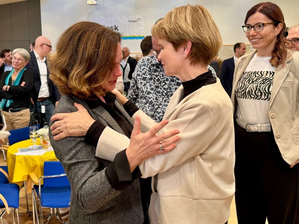 FDP-Kandidatin Kris Vietze gratuliert der Siegerin Brigitte Häberli-Koller (Mitte).