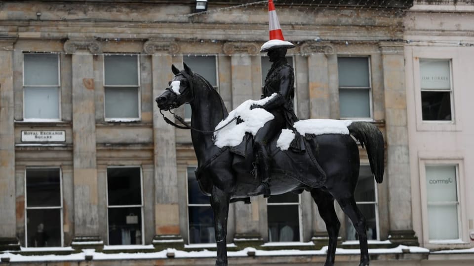 Statue des Duke of Wellington in Glasgow mit Pylone auf dem Kopf.
