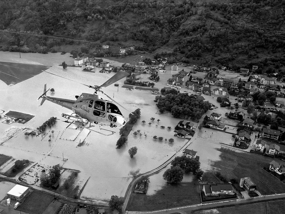 Helikopter fliegt über überschwemmtes Land