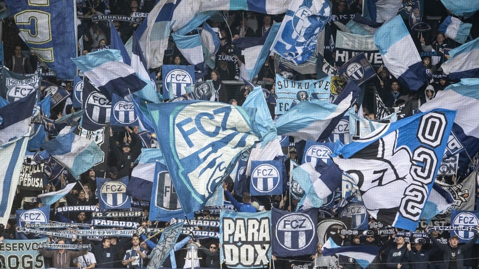 Fahnen von Fans des FC Zürich