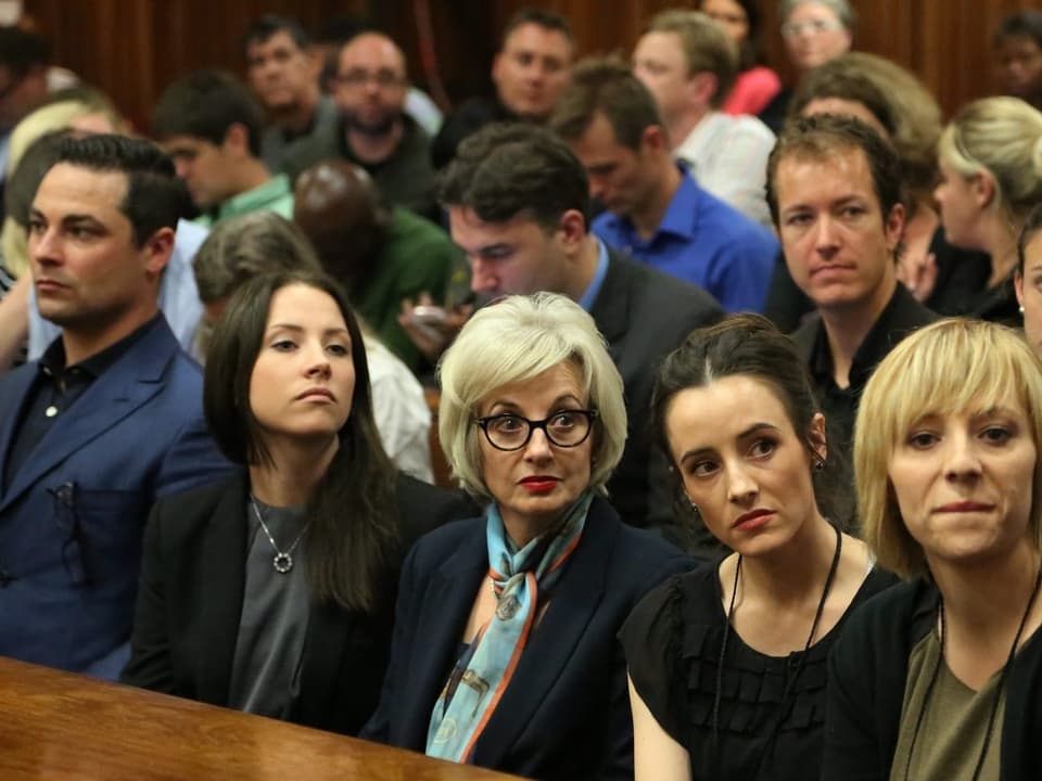 Familienmitglieder sitzen auf einer Bank im Gerichtssaal