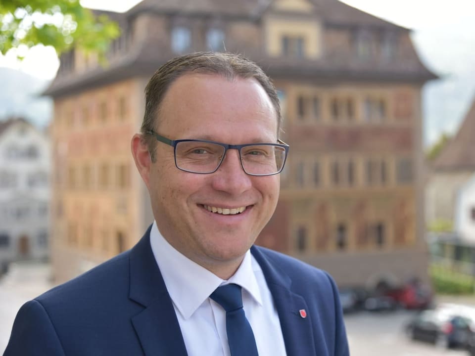 FDP-Regierungsrat Damian Meier vor dem Rathaus Schwyz.