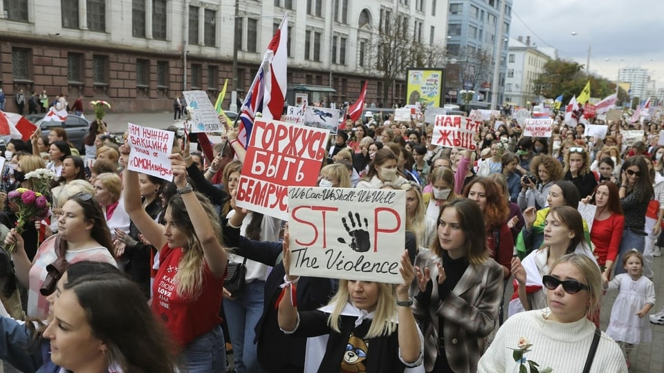 Tausende Frauen protestieren