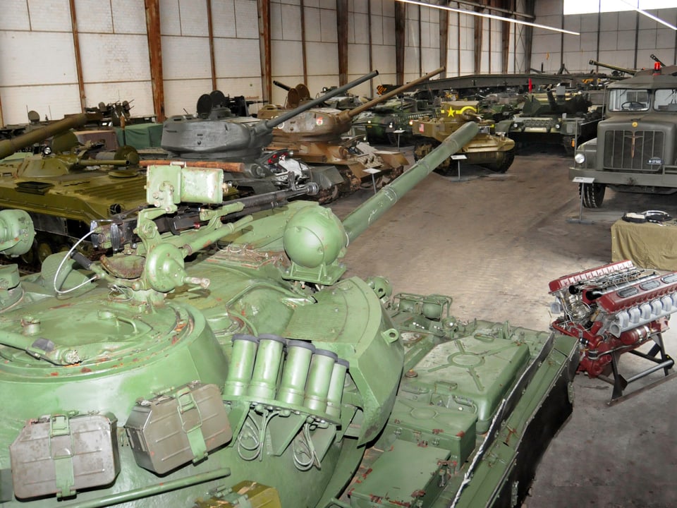Halle mit vielen Militärfahrzeugen. Im Vordergrund ein russischer Panzer.