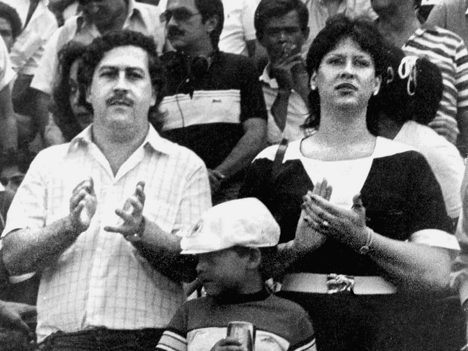 Pablo Escobar, seine Ehefrau Victoria Henau Vallejos und Sohn bei einem Fussballspiel in Bogota, Kolumbien.