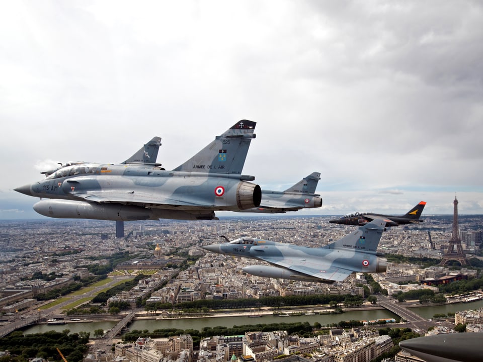 Zwei französische Kampfjets über Paris.